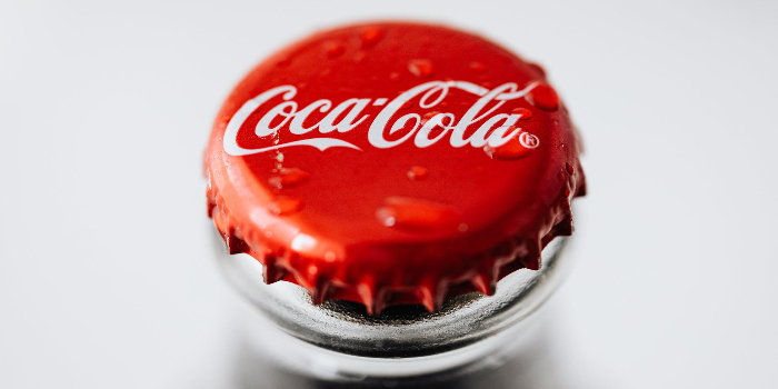 El buyer persona de Coca-Cola describe a consumidores alegres, frescos, que gustan de la conviviencia.